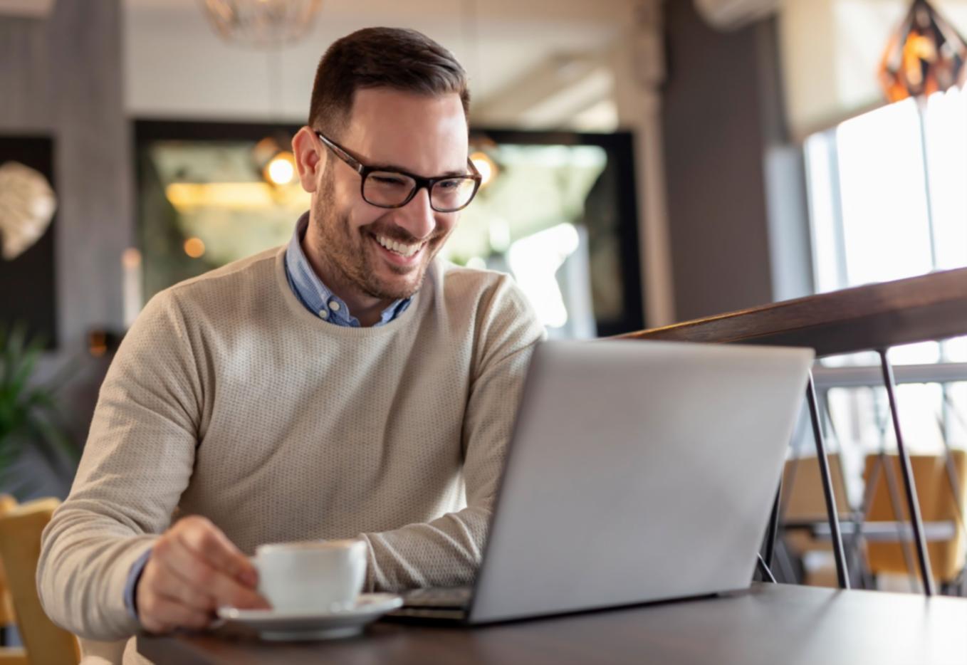 Herramientas de software financiero en funcionamiento mostrando gráficos de mercado en tiempo real