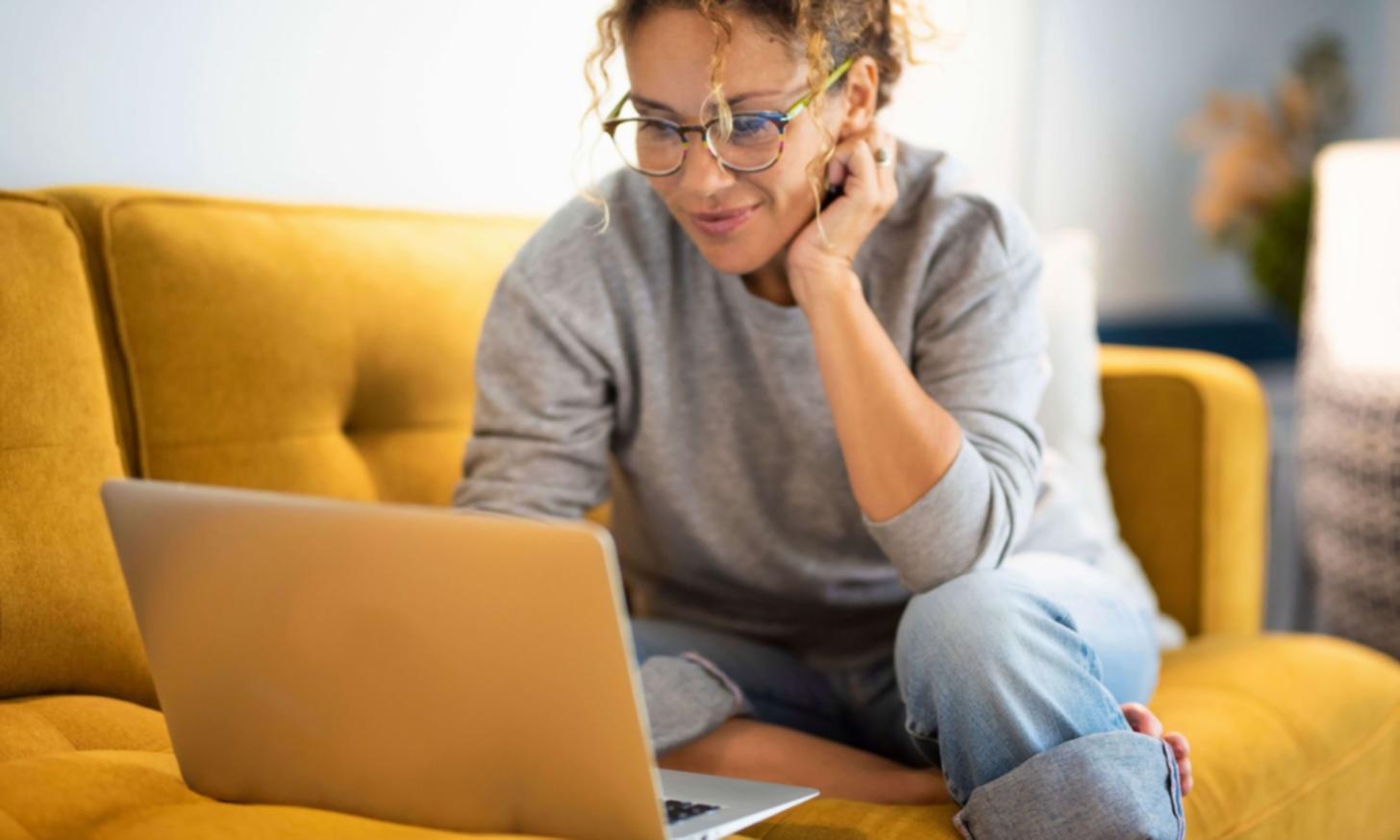 Profesionales trabajando en análisis financiero con datos de mercado