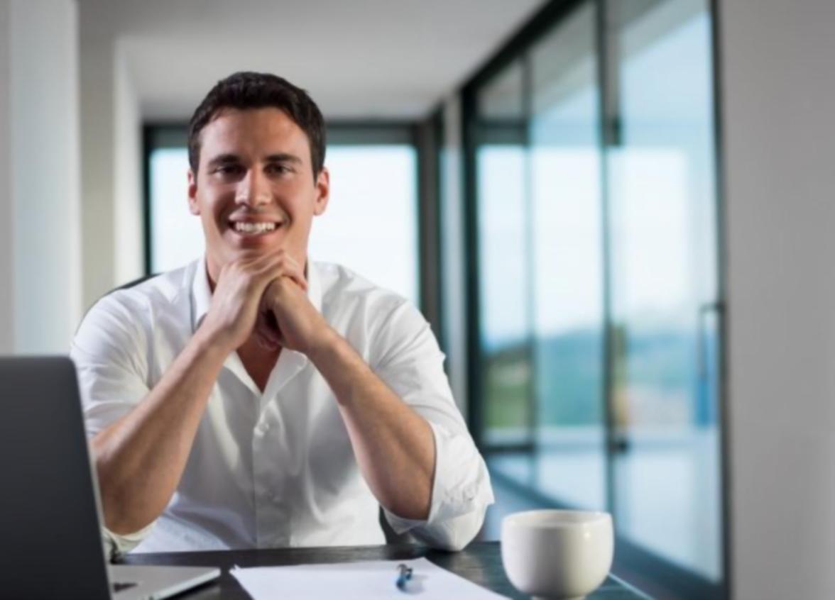 Configuración de estación de trabajo profesional para análisis financiero con múltiples monitores